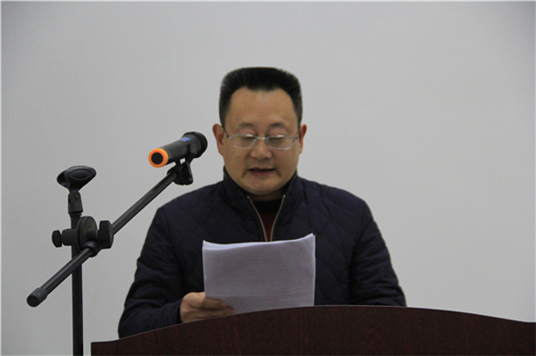 1、商会名誉会长龙福华作“2015蒙顶山茶十大新闻评选”发布
